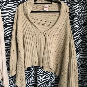 One button shrug type sweater assymetrical hem